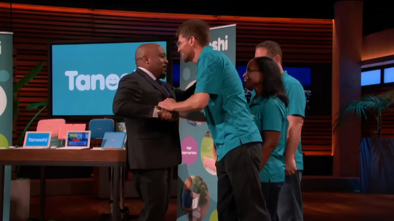 Daymond John and the Tanoshi team shake on their deal