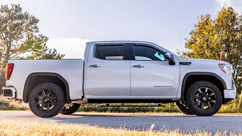 truck with leveling kit