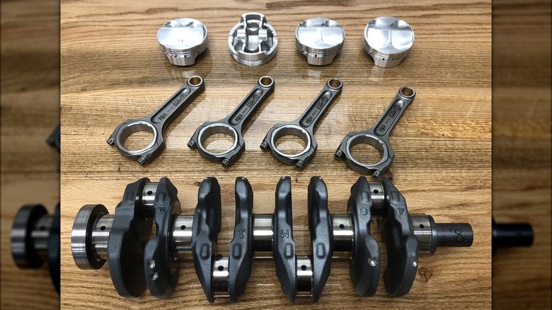 4 Piston Racing S2000 F20/F22C 2.4-2.5L Stroker Kit parts on table