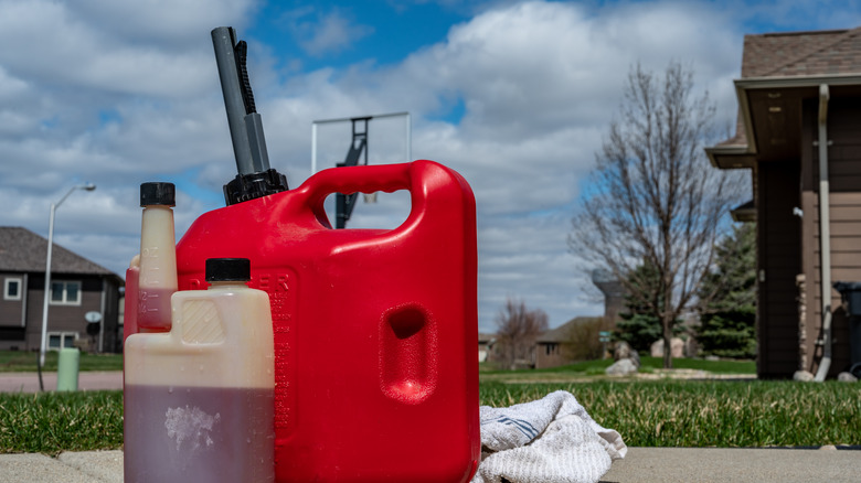 Gas can and fuel stabilizer