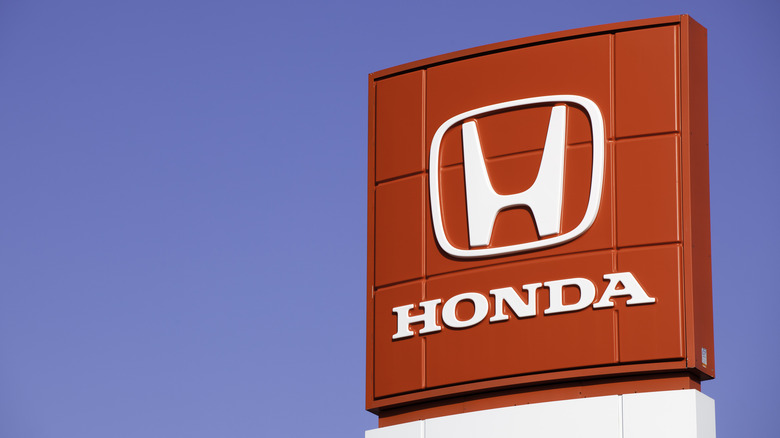 Honda dealership sign