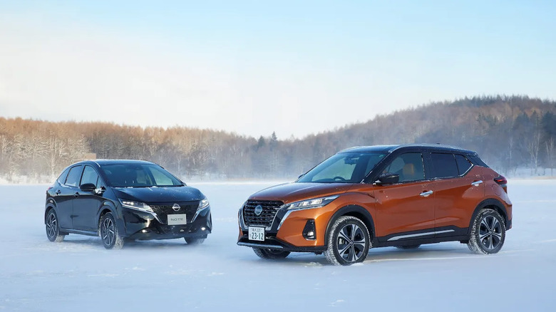 The Nissan Qashqai and Note models on snow