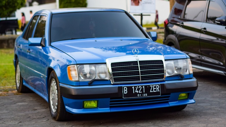 Mercedes-Benz W124 E 300 parked car show