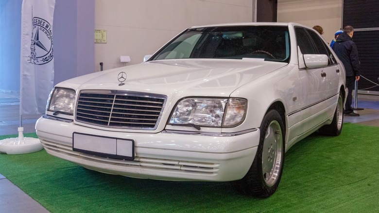 Mercedes-Benz W140 S 300 parked car show