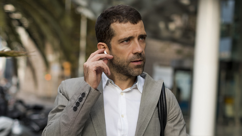 Man wearing wireless earbuds