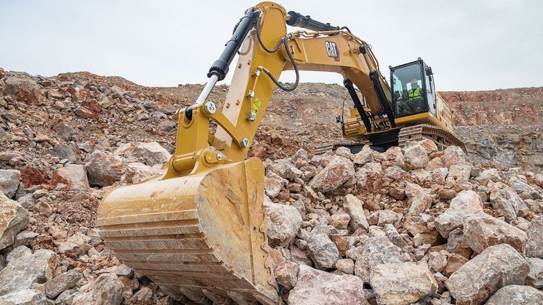 Caterpillar large excavator moving rocks