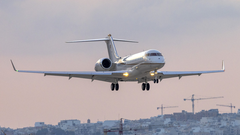 Bombardier Global Express 6500 coming in for a landing