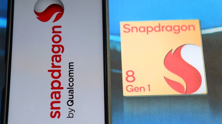 Snapdragon G Gen 1 logo on a phone screen.