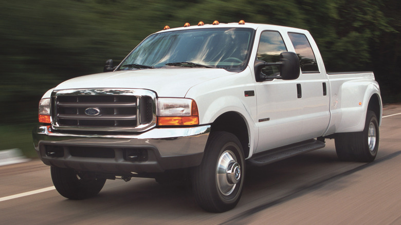 Front-quarter view of a 2003 Ford F-350 Super Duty driving