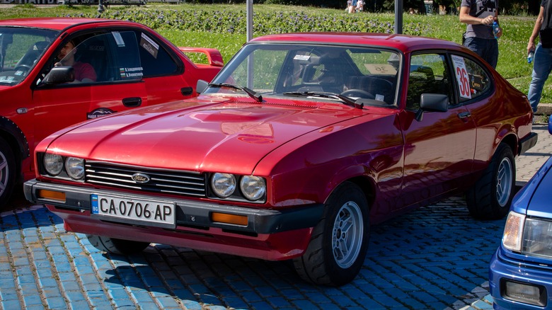 Exposición de autos estacionados Ford Capri de tercera generación