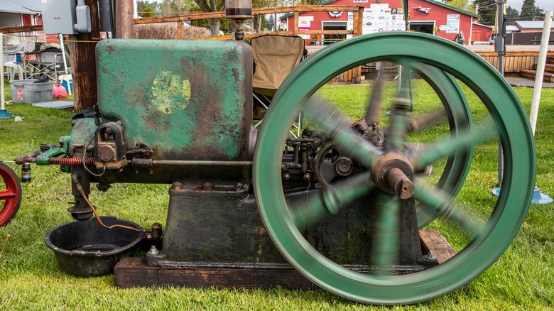 Antique hit-and-miss engine demonstration