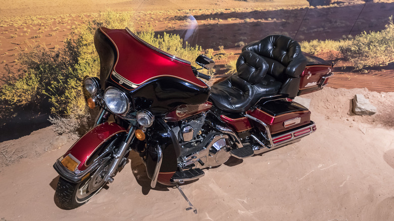 1995 Electra Glide Ultra Classic parked desert