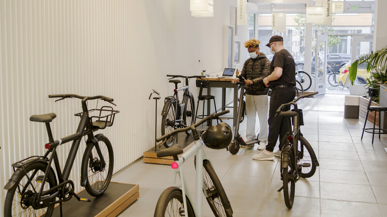 Customer buying VanMoof bike