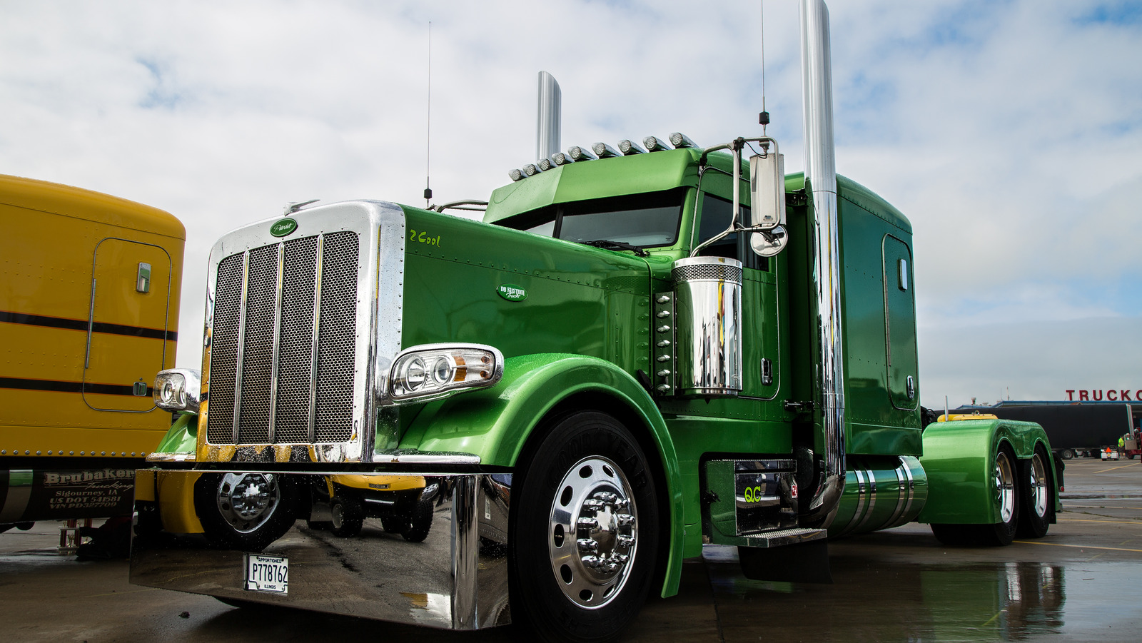 What's The Difference Between A Bobtail Truck And A Box Truck?