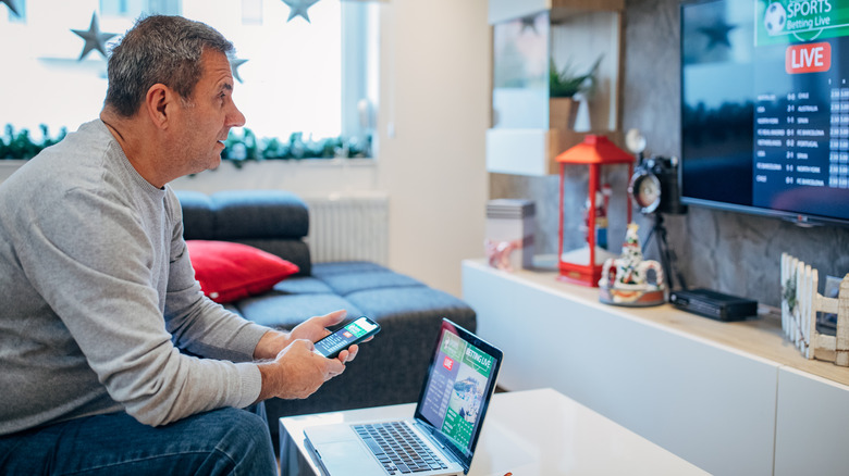 Person mirroring devices to TV