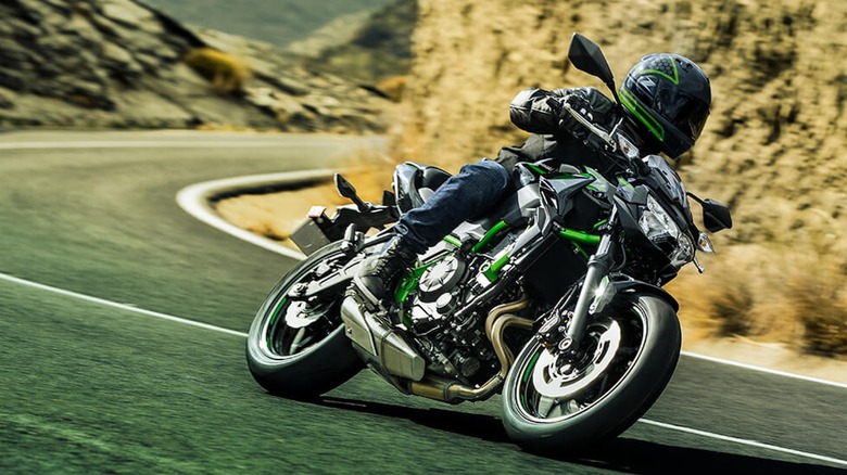 2025 Kawasaki Z650 cornering