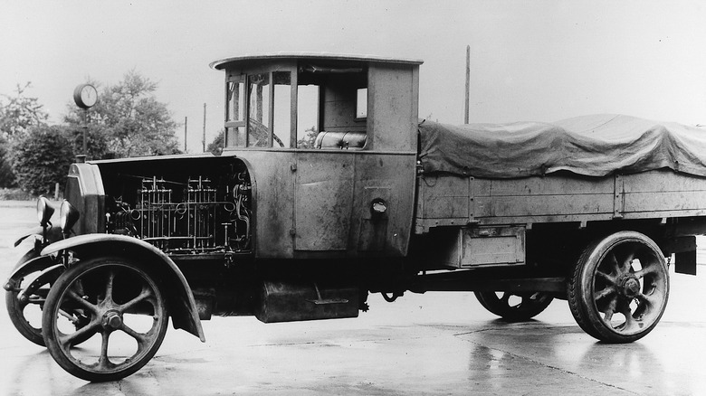 Vintage photo of 1923 Benz and Cie. diesel truck parked