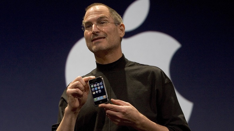 Steve Jobs presents the iPhone