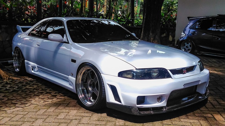 white GT-R R33 