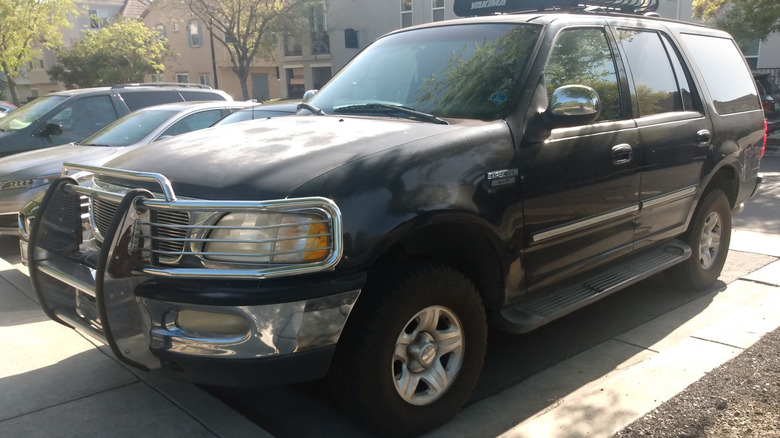 2000 Ford Expedition XLT parked on street