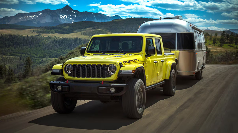 2024 Jeep Gladiator pulling trailer