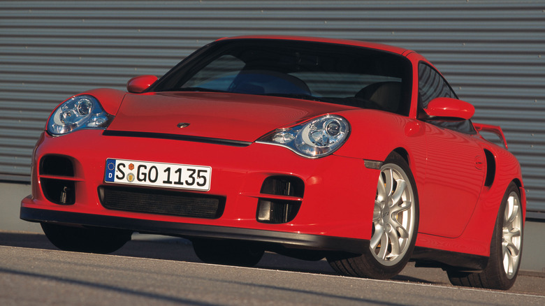 Low front 3/4 view of Porsche 911 996 GT2