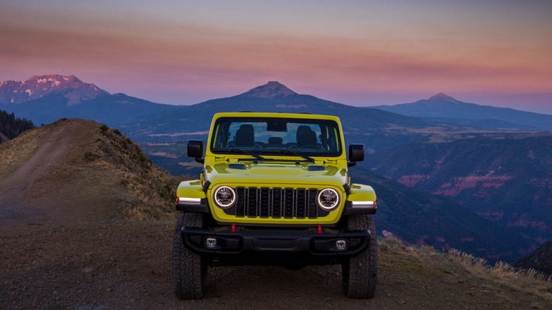 Jeep Gladiator parked on cliff