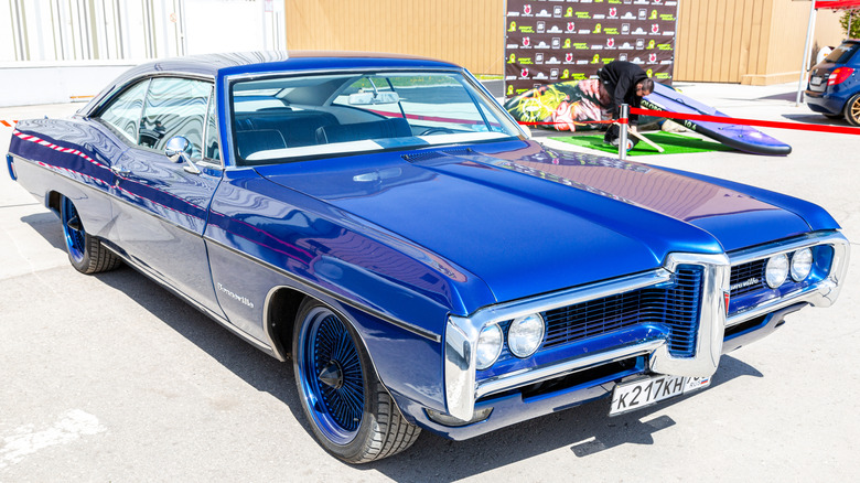 A blue 1968 Pontiac Bonneville at a street show