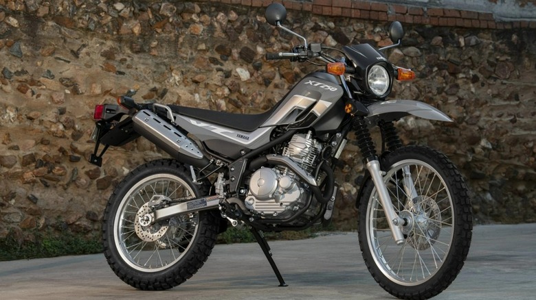 gray yamaha xt250