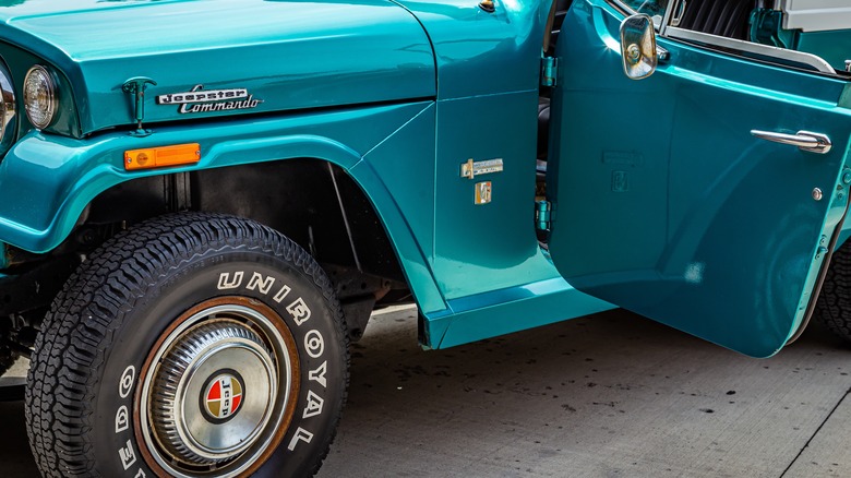 Jeepster Commando side front