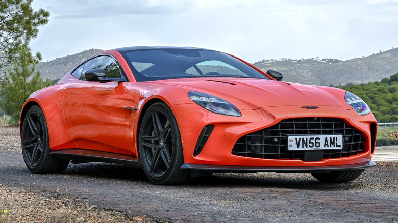 Front 3/4 view of Aston Martin Vantage