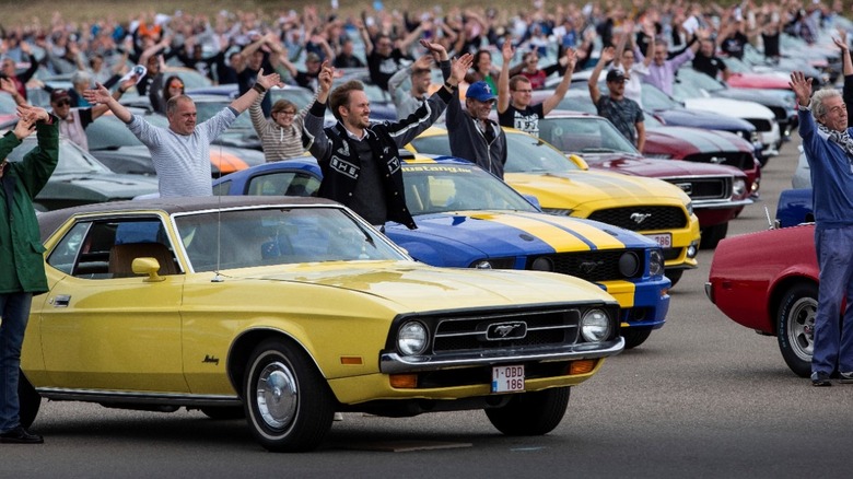 A Mustang meetup sets a world record for the number of older Mustangs