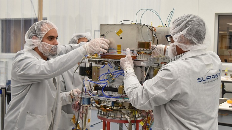 Experts putting NASA's Deep Space Atomic Clock into satellite