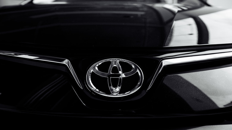 toyota logo on grille