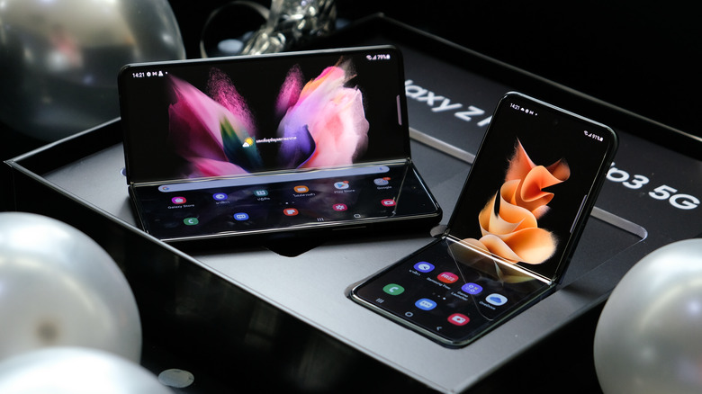 Galaxy foldable smartphones