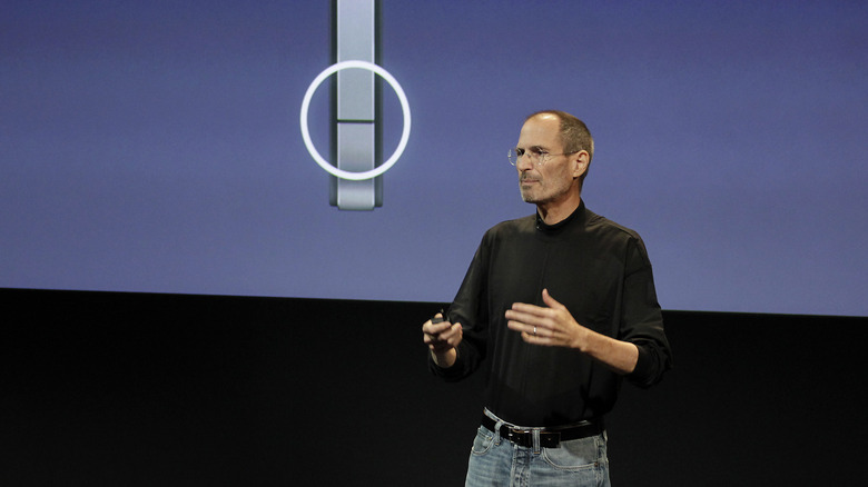 Steve Jobs near image of iPhone 4 antenna