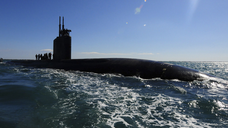 The Los Angeles-class attack submarine USS Scranton (SSN-756) pulls into Augusta Bay, Sicily.