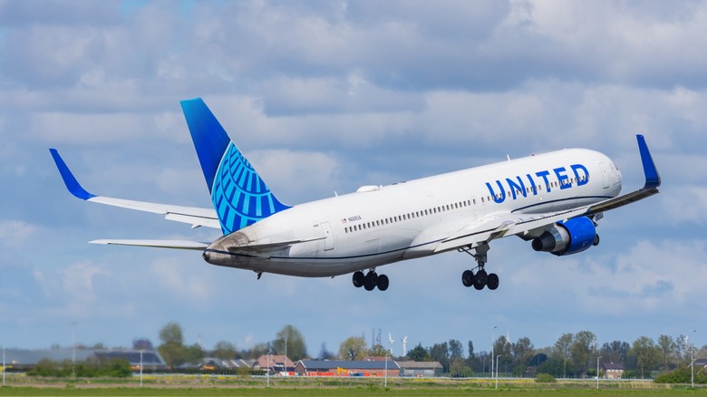 Boeing 767 taking off