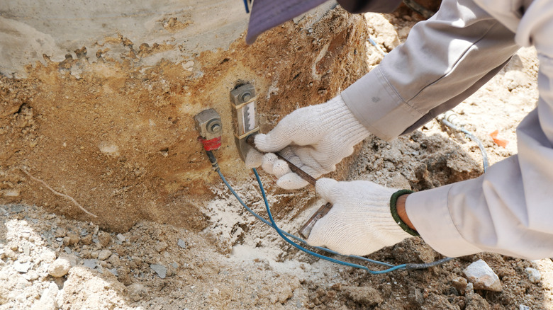 Installing strainmeter in concrete