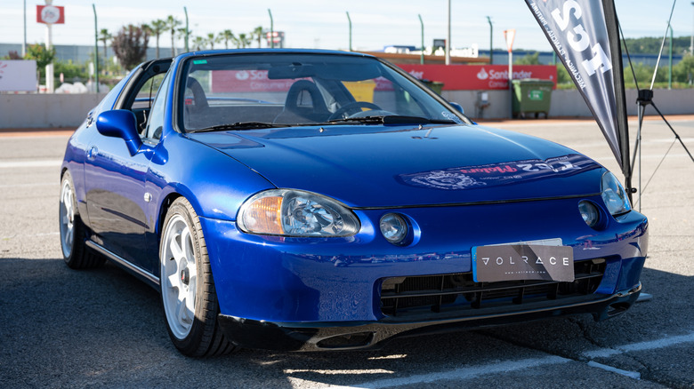 Blue custom Honda Civic Del Sol parked at car show