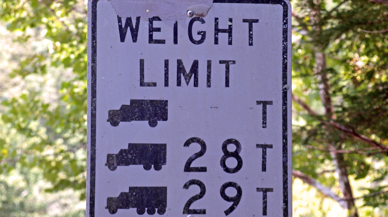 A road sign showing the weight limit of trucks allowed to pass through