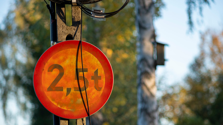 A worn-out 2.5 ton weight limit sign