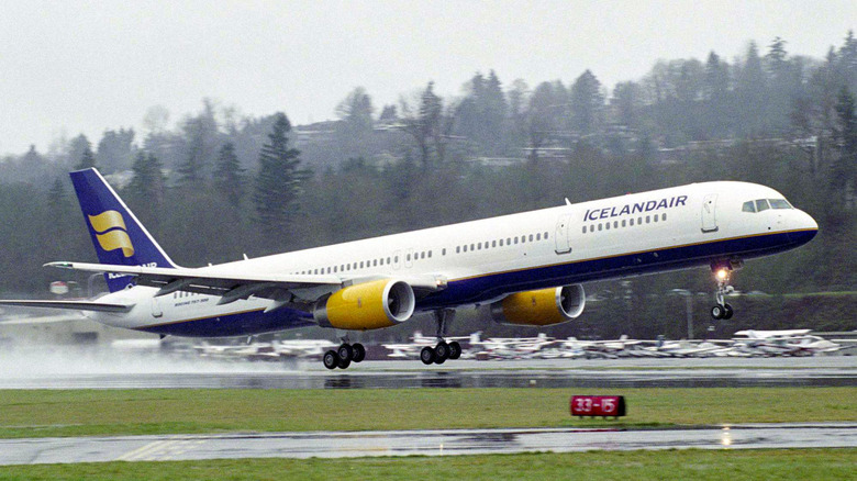 Boeing 737-300 taking off