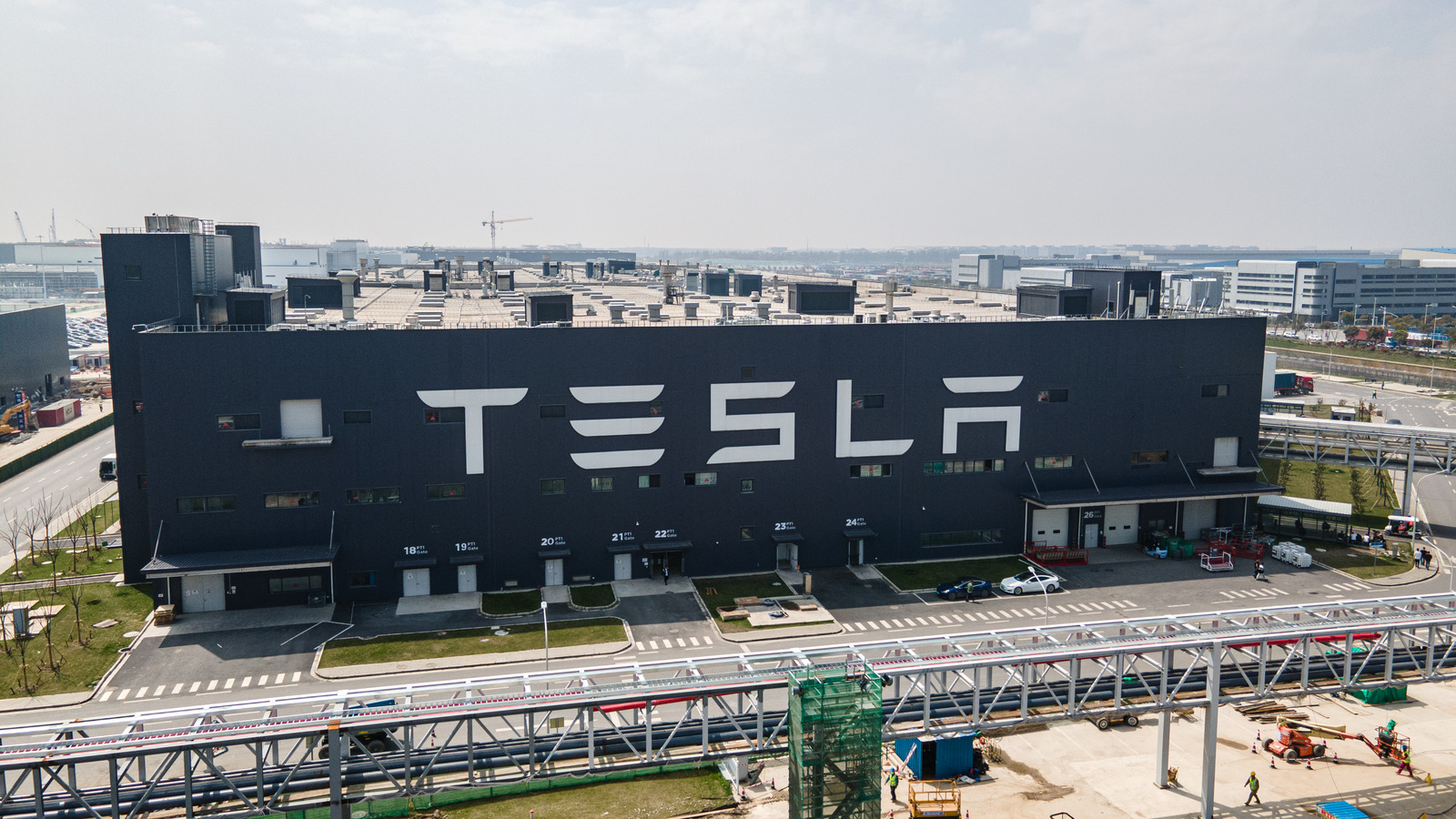 Por que os trabalhadores da Tesla em Xangai vão dormir na fábrica