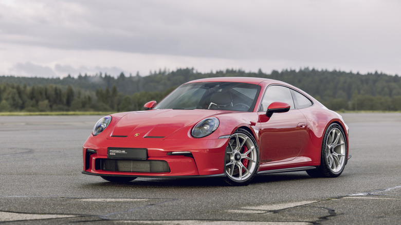 Front 3/4 view of Porsche 911 992 GT3 Touring