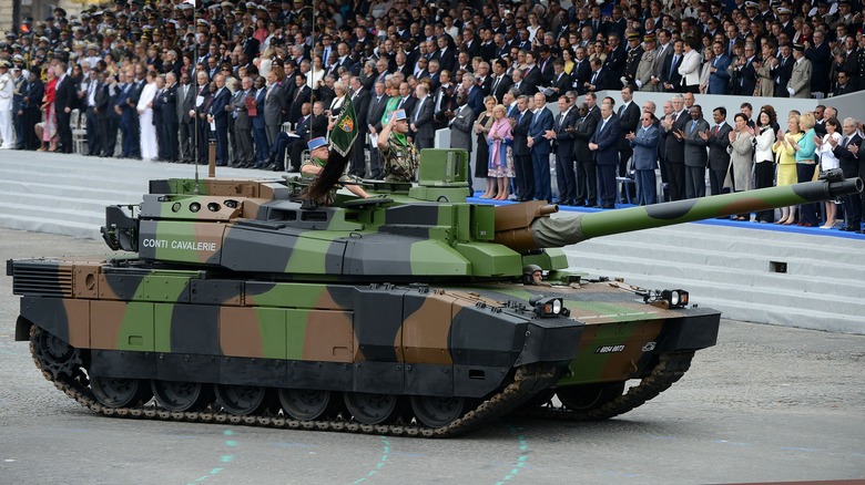 Leclerc MBT driving in Paris