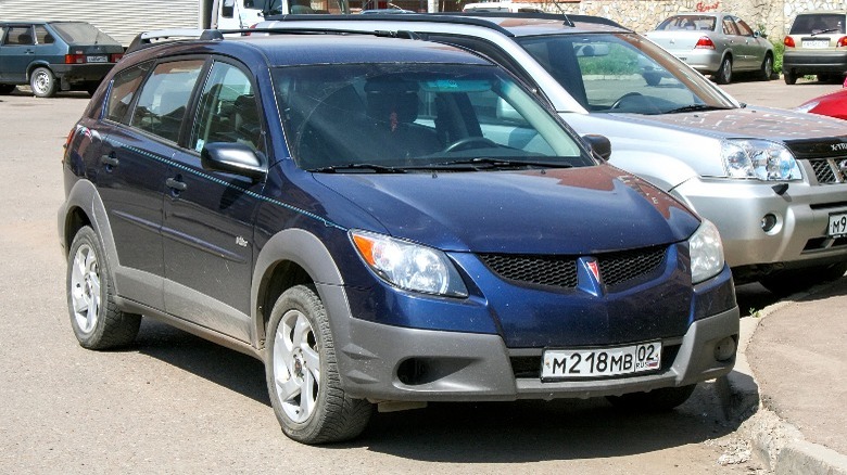 Three-quarter view of the front of a Pontiac Vibe