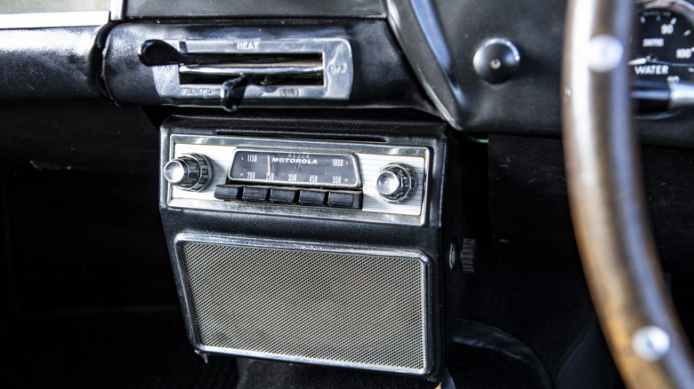 Radio vintage car