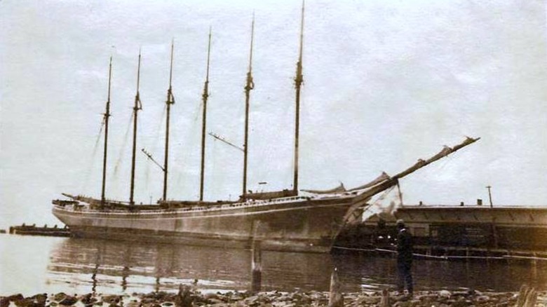 A man observes the Schooner Wyoming. On Verso Schooner "Wyoming" of New York, the largest schooner in the World at the L & H Docks, Pensacola