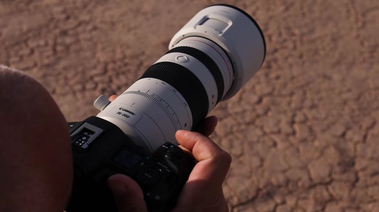 A photograper uses the Canon RF70-200mm F2.8 lens with multiple rings